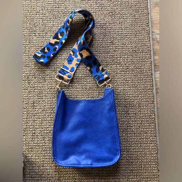 Vegan leather crossbody bag by Ah-dorned - Picture 2 of 3